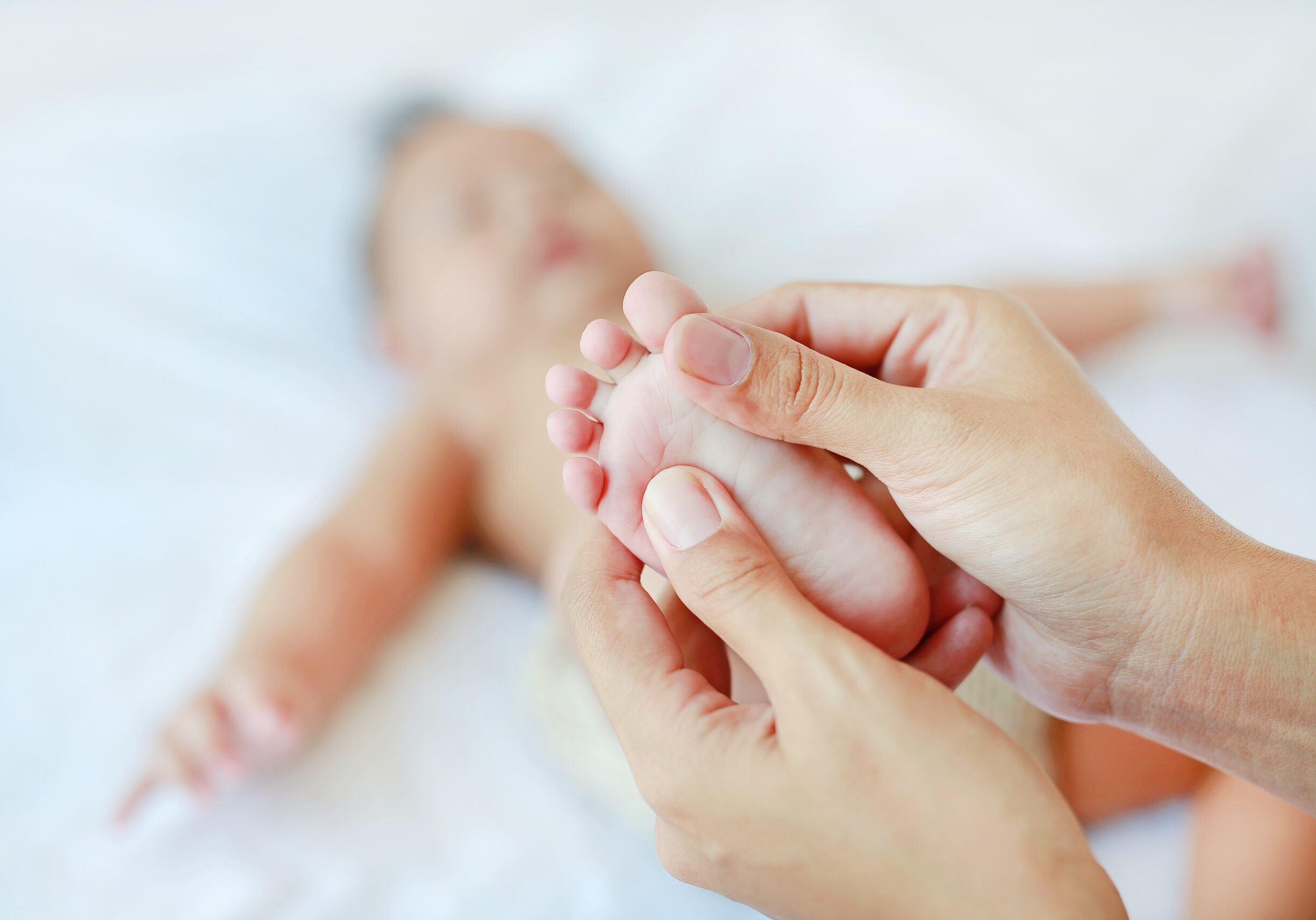 Close-up,Baby,Foot,Massage,On,The,Bed.