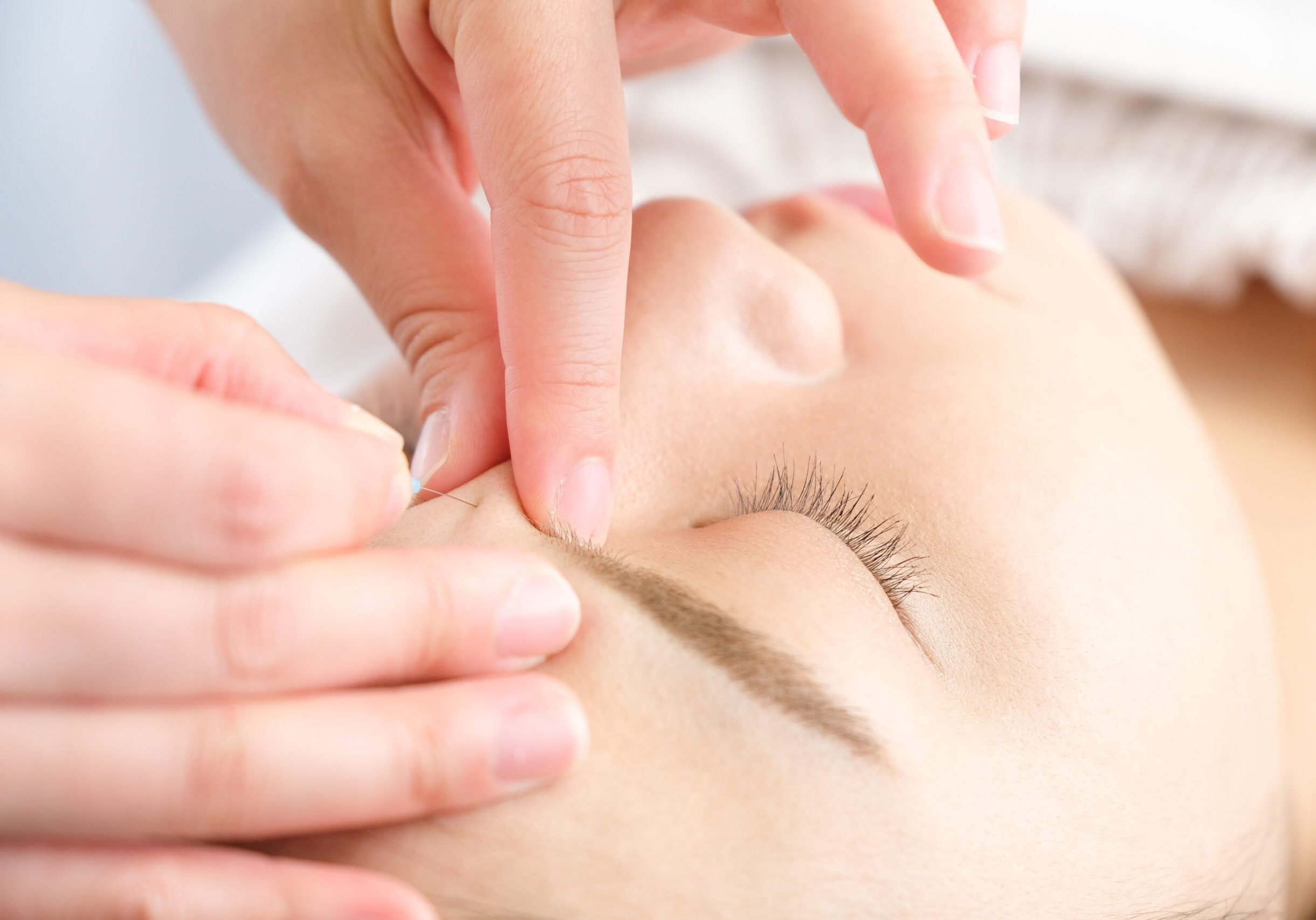 The,Hand,Up,Of,The,Woman,And,The,Practitioner,Who